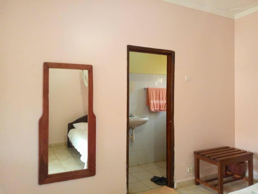 The Royal Pentagon Hotell Hoima Eksteriør bilde